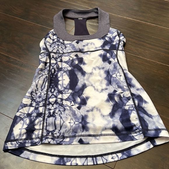 ✨🍋lululemon🍋 | Ink blot white deep indigo scoop neck tank - Picture 3 of 11